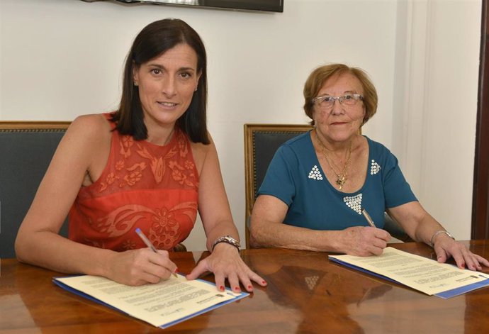 La alcaldesa, Gema Igual, y la presidenta de AMPROS, Carmen Sánchez Hidalgo, firman la prórroga del convenio