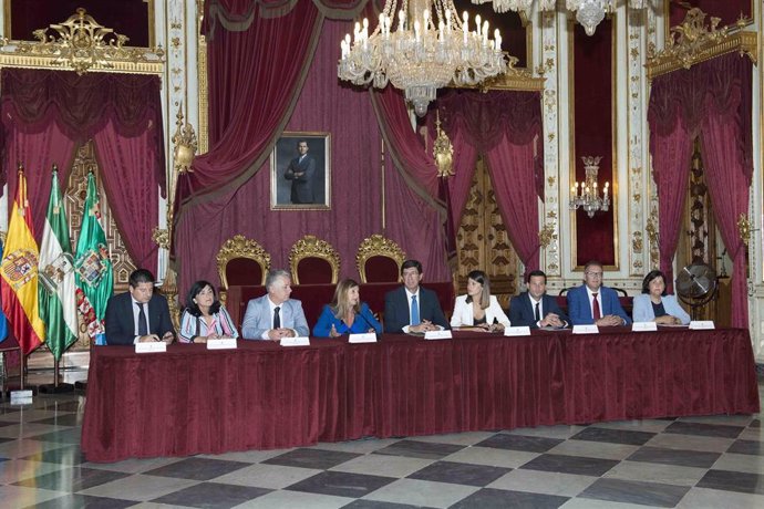 Firma del convenio en un acto en la Diputación de Cádiz