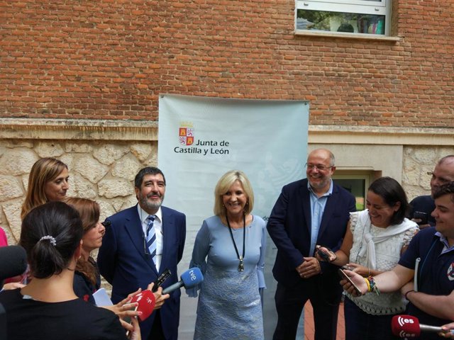 La consejera de Sanidad, Verónica Casado, con el gerente de Sacyl, Manuel Mitadiel, a la izquierda y Francisco Igea a la derecha.