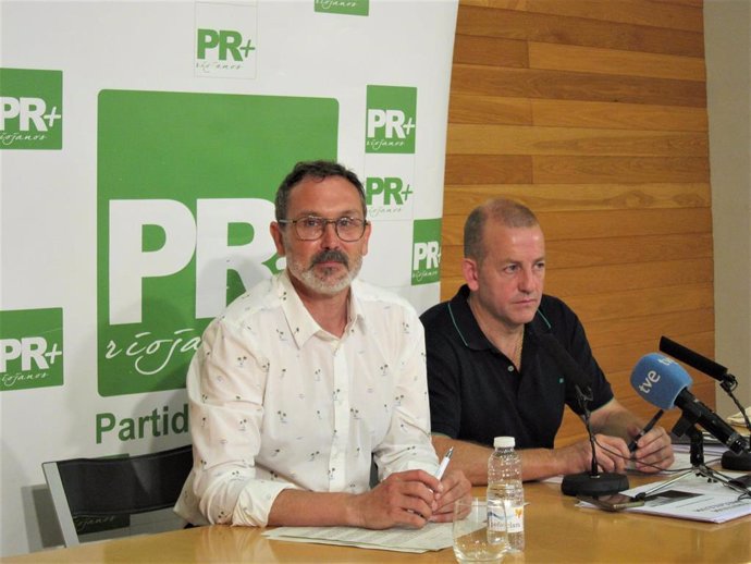 El presidente del Partido Riojano (PR), Rubén Antoñanzas, y el alcalde de Tricio, Óscar Martínez, durante la rueda de prensa esta mañana
