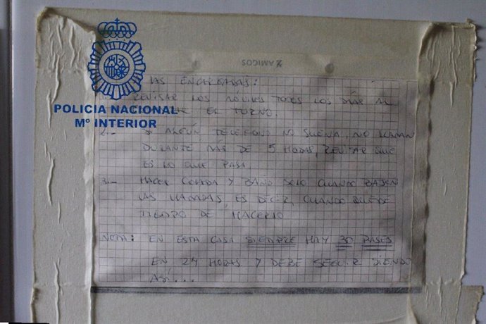 Cartel intervenido tras clausurar un piso en el que se ejercía la prostitución en Oviedo.