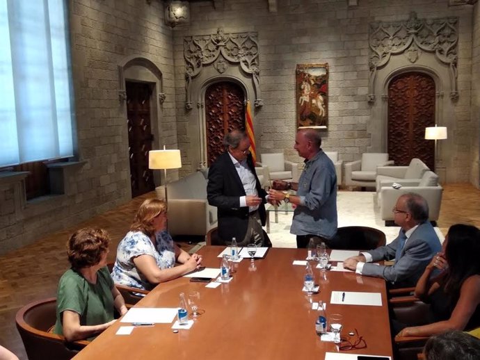 Lluís Llach entrega a Quim Torra un documento del Consell Assessor per a l'impuls d'un Frum Cívic i Social pel Debat Constituent