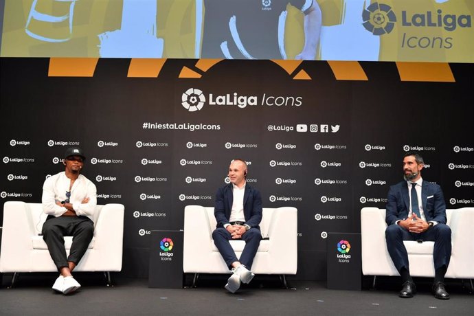 Andrés Iniesta acompañado por Samuel Eto'o y Fernando Sanz durante su nombramiento como LaLiga Icon