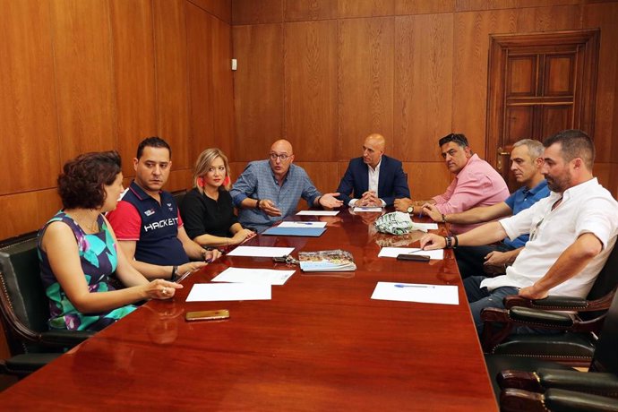 Diez (C) con los hosteleros leoneses.