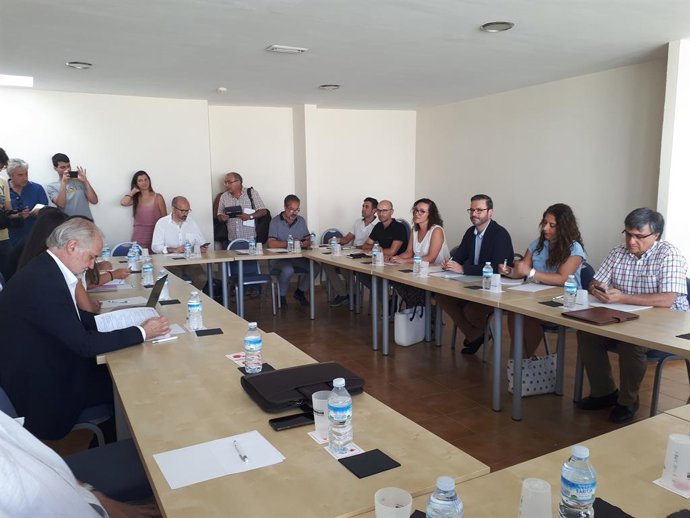 Reunió de l'alcalde José Fila (tercer per dreta) acompanyat de diversos regidors, amb la plataforma 'Per una Platja de Palma Cívica'