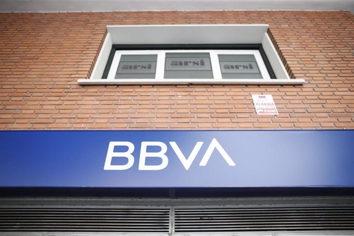 Imagen del nuevo logo del BBVA sobre una oficina de la compañía en Madrid.
