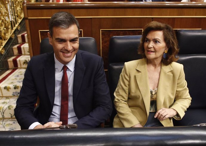 El presidente y la vicepresidenta del Gobierno en funciones, Pedro Sánchez y Carmen Calvo, sentados en sus escaños en el Congreso de los Diputados, antes de la primera sesión del debate de investidura a la Presidencia del Gobierno.