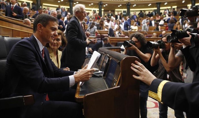 El presidente del Gobierno en funciones y candidato socialista a la reelección, Pedro Sánchez, se sienta en su escaño tras su intervención en la primera sesión del debate de investidura a la Presidencia del Gobierno en el Congreso de los Diputados.