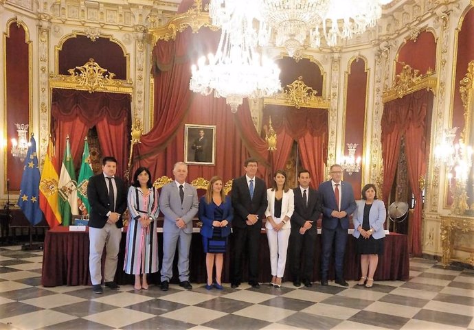 Juan MArín con representantes de las 8 diputaciones andaluzas