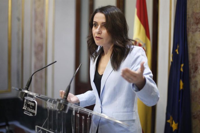 La portavoz de Ciudadanos en el Congreso de los Diputados, Inés Arrimadas, valora la intervención del presidente del Gobierno en funciones y candidato socialista a la reelección tras su discurso en la primera sesión del debate de investidura a la Presid