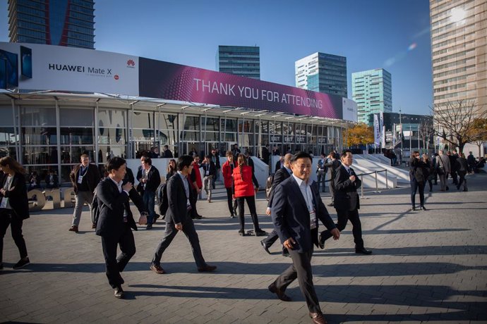 Vistantes del Mobile World Congress Barcelona - MWC 2019 en l'entrada de Fira Barcelona.