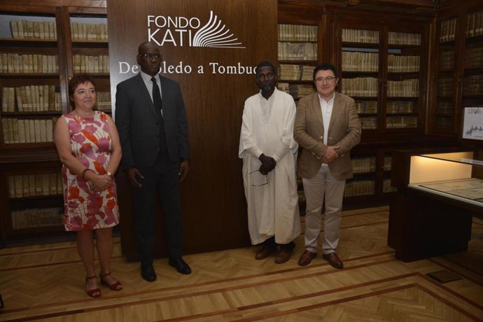 El concejal de Cultura del Ayuntamiento de Toledo, Teo García; la directora de la Biblioteca regional, Carmen Morales; el depositario del Fondo Kati, Ismael Didaé; y el consejero de la Embajada de Mali, Younousa Tiramanka