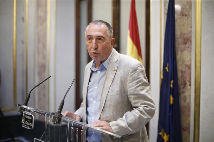 El portavoz de Compromís en el Congreso de los Diputados, Joan Baldoví, valora la intervención del presidente del Gobierno en funciones y candidato socialista a la reelección tras su discurso en la primera sesión del debate de investidura a la Presidenc