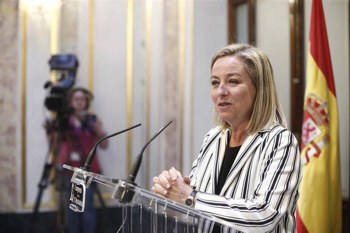 La portavoz de Coalición Canaria en el Congreso, Ana Oramas, valora la intervención del presidente del Gobierno en funciones y candidato socialista a la reelección tras su discurso en la primera sesión del debate de investidura a la Presidencia del Gobi