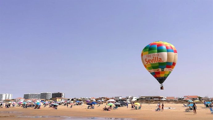 El globo aerostático "Hay otra Sevilla" en la playa de Punta Umbría