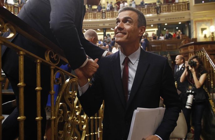El president del Govern en funcions i candidat socialista a la reelecció, Pedro Sánchez, estrényer les mans de diputats socialistes després de la seva intervenció en la primera sessió del debat d'investidura a la Presidncia del Govern al Congrés de 