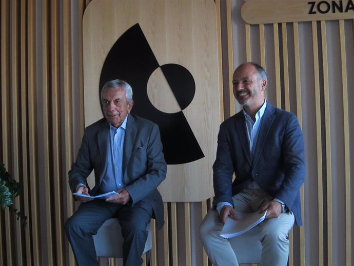 O presidente de Conxemar, Jose Luís Freire, e o delegado do Estado no Consorcio da Zona Franca de Vigo, David Regades, este luns nunha rolda de prensa