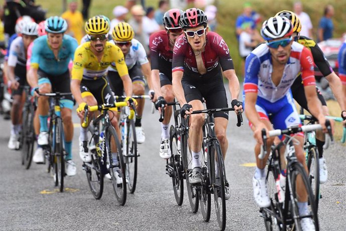 Los ciclistas durante la etapa del domingo en el Tour de Francia 2019