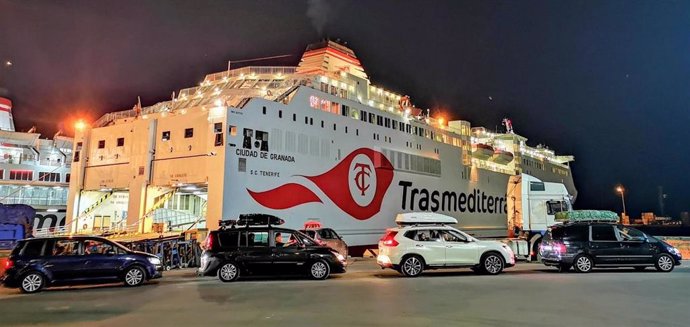 Vehículos esperan el embarque nocturno en uno de los ferrys