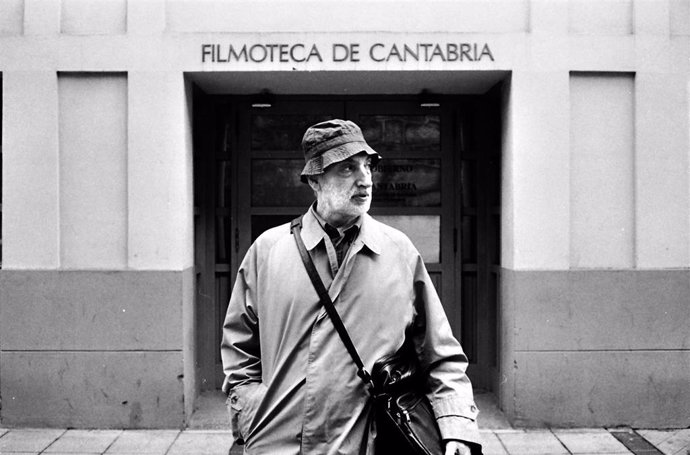 Paulino Viota saliendo de la Filmoteca de Cantabria