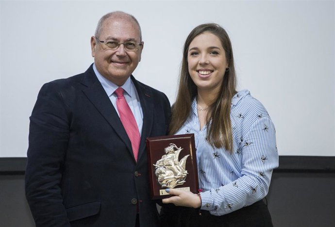 El presidente de la Fundación de Atlantic Copper, Antonio de la Vega, entrega el premio al mejor corto en el Festival de Cine.