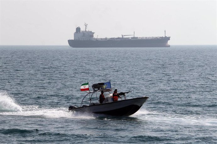 Lancha motora de la guardia revolucionaria de Irán en el Estrecho de Ormuz