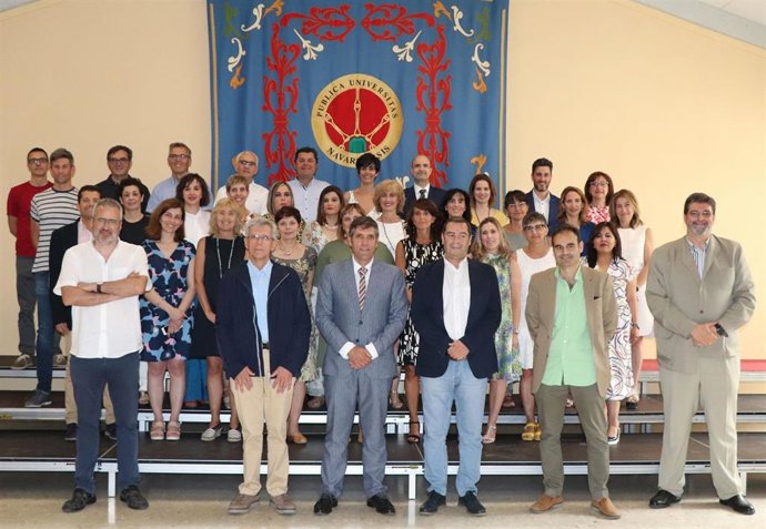 Clausura del II Experto Universitario en Organización y Gestión de Servicios Sanitarios. Responsables del título, profesorado, autoridades y alumnado posan en el edificio de El Sario de la UPNA.