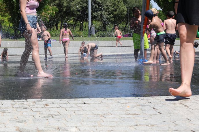Vries persones es refresquen a Madrid 