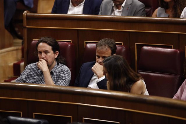 El secretario general de Unidas Podemos, Pablo Iglesias; el portavoz de ECP en el Congreso, Jaume Asens; y la portavoz adjunta de Podemos en el Congreso, Ione Belarra, sentados en sus escaños durante la primera sesión del debate de investidura a la Presid