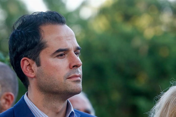 El candidato de Ciudadanos en la Comunidad de Madrid, Ignacio Aguado, participa en los actos conmemorativos del 22 aniversario del asesinato de Miguel Ángel Blanco celebrados en los Jardines Miguel Ángel Blanco de Madrid.