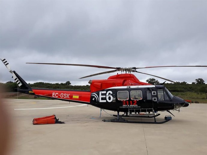 Helicóptera de transporte y extinción.