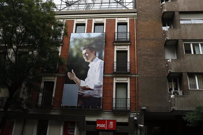 El secretario general del PSOE en una lona colgada en la fachada de la sede del partido, en Ferraz, con motivo de las elecciones generales