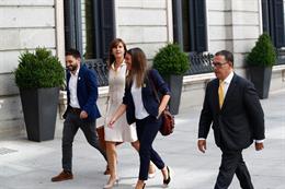 La portavoz de Junts per Cataluña en el Congreso, Laura Borràs (2i) y la Vicepresidenta del PDeCAT, Míriam Nogueras i Camero (3i), llegan a la primera sesión del debate de investidura del candidato socialista a la Presidencia del Gobierno.