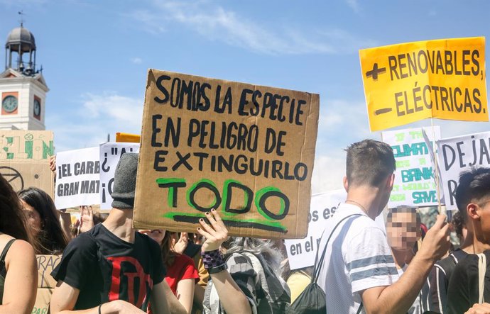 Un estudiant subjecta un cartell en el qual es llegeix 'Som l'espcie en perill d'extingir-ho tot', durant la protesta a Madrid del moviment 'Fridays for Future' contra el canvi climtic. 