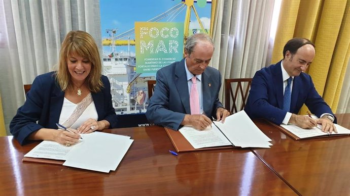 Firma del acuerdo entre los presidentes de los puertos de Algeciras y Huelva y Antonio Ponce