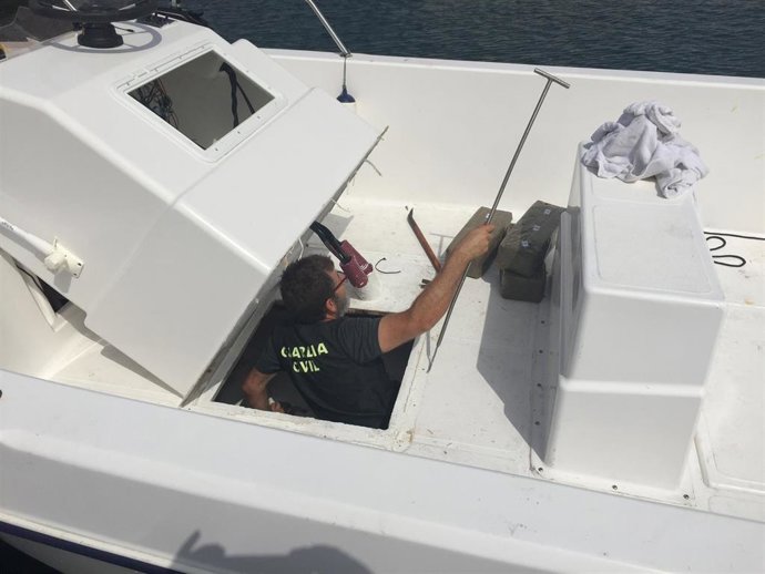 Un agente registra la embarcación interceptada