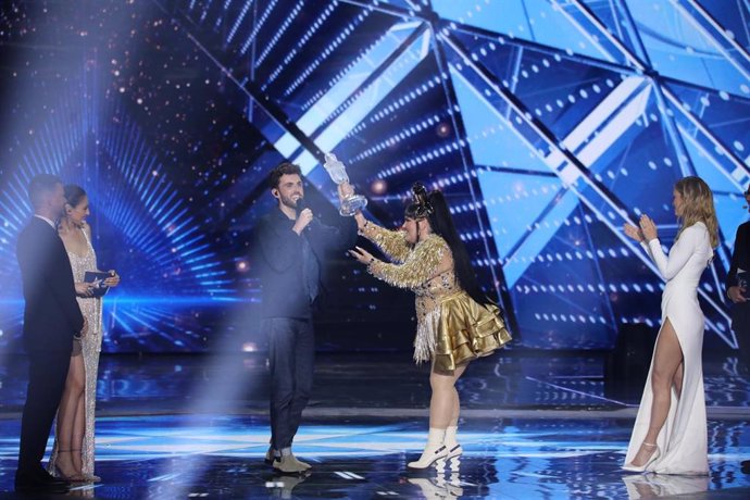 dpatop - 19 May 2019, Israel, Tel Aviv: Duncan Laurence from the Netherlands receives his trophy from last year's winner Netta Barzilai at the final of the 2019 Eurovision Song Contest. Photo: Ilia Yefimovich/dpa
