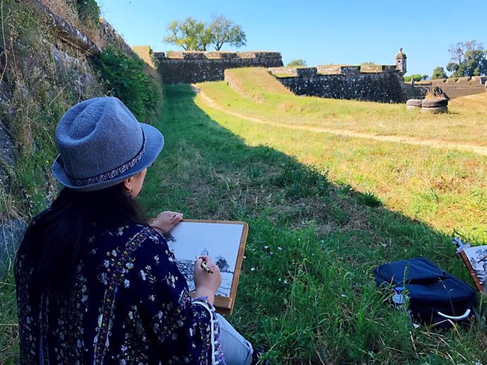 Una de las artistas chinas que realizan el Camino Portgués de Santiago retratando la ruta para una exposición
