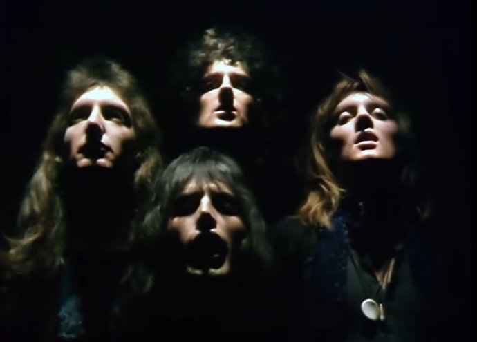 FOTOGRAMA DE QUEEN- BOHEMIAN RHAPSODY