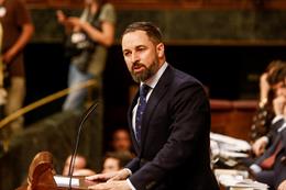 El presidente de Vox, Santiago Abascal, interviene desde la tribuna del Congreso de los Diputados en la primera sesión del debate de investidura a la Presidencia del Gobierno. El presidente de Vox, Santiago Abascal, interviene desde la tribuna del Congreso de los Diputados en la primera sesión del debate de investidura a la Presidencia del Gobierno.