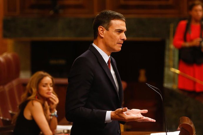 El presidente del Gobierno en funciones y candidato del PSOE a la reelección, Pedro Sánchez, interviene desde la tribuna del Congreso de los Diputados en la primera sesión del debate de investidura a la Presidencia del Gobierno.