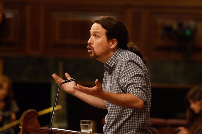 El secretario general de Unidas Podemos, Pablo Iglesias, interviene desde la tribuna del Congreso de los Diputados en la primera sesión del debate de investidura a la Presidencia del Gobierno.