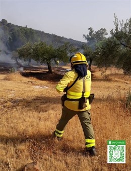 Un bombero forestal en el incendio de Espiel