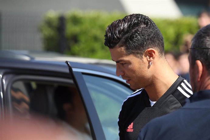 El jugador portugués de la Juventus Cristiano Ronaldo abandona un centro médico antes de un entrenamiento en Turín