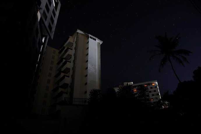 Edificio de apartamentos durante un apagón en Caracas