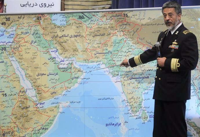 Un oficial de la marina iraní describe maniobras navales en el estrecho de Ormuz