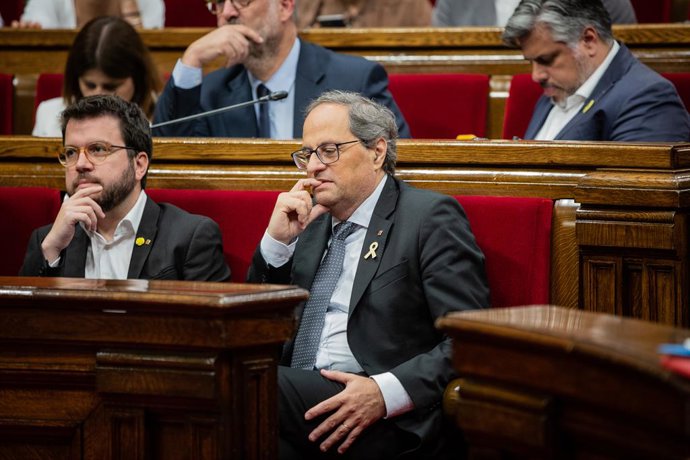 El vicepresident i conseller d'Economia i Hisenda de la Generalitat de Catalunya, Pere Aragonés (1i) i el president de la Generalitat de Catalunya, Quim Torra (2i), durant el ple del Parlament de Catalunya.