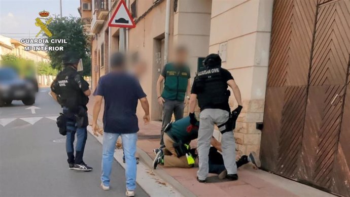 Imagen de la detención de uno de los dos atracadores por miembros de la Guardia Civil de La Rioja.