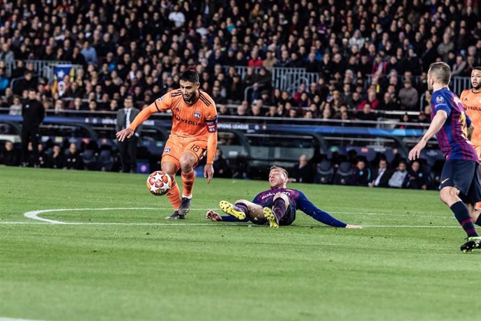 Nabil Fekir se escapa de Arthur en el FC Barcelona-Lyon de la Liga de Campeones 2018-19