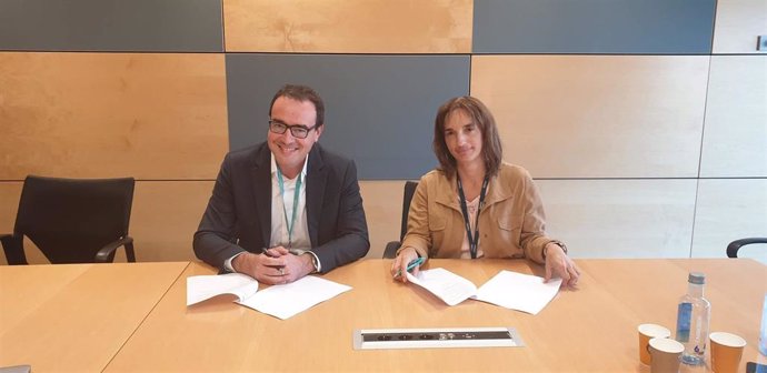 De izquierda a derecha, Abel Delgado, director general de Tunstall Healthcare en el Sur de Europa y Marisa Urquía, directora de empresas de Telefónica España.
